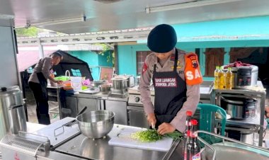 Brimob-Bergerak-Bantu-Evakuasi-Korban-Banjir-dan-Longsor-di-Jateng