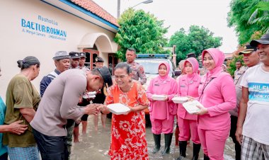 Buka-Dapur-Umum,-3.000-Paket-Nasi-Dibagikan-Polres-Brebes-Bantu-Warga-Terdampak-Banjir