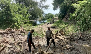 Tanah-Longsor-Tutup-Akses-Jalan-Sikka-Wukur,-Polsek-Lela-dan-Warga-Siap-Lakukan-Pembersihan