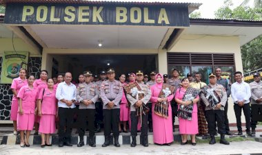 Kapolres-Sikka-AKBP-Moh.-Mukhson-Kunjungi-Polsek-Bola,-Serap-Aspirasi-Warga-dan-Serahkan-Bantuan-Sosial
