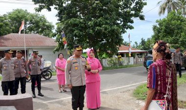 Kapolres-Sikka-AKBP-Moh.-Mukhson-Beserta-Ketua-Bhayangkari-Disambut-Hangat-Saat-Kunjungan-Kerja-di-Polsek-Paga