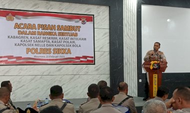 Kapolres-Sikka-Berikan-Cendera-Mata-dalam-Pisah-Sambut-Pejabat,-Pesan-Haru-untuk-Pejabat-Lama