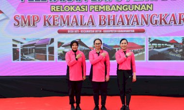 Ketum-Yayasan-Kemala-Bhayangkari-Letakkan-Batu-Pertama-Pembangunan-SMP-Kemala-Bhayangkari-di-Karanganyar
