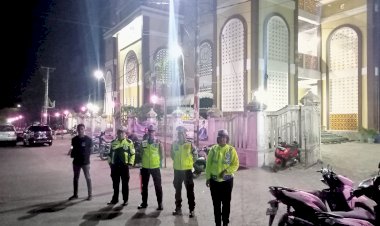 Pastikan-Keamanan-Pelaksanaan-Shoat-Tarawih-di-Masjid-Wilayah-Kota-Maumere-:-Polres-Sikka-dan-Jajaran-Lakukan-Pengamanan
