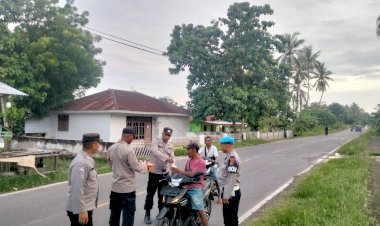 KAPOLSEK-PAGA-DAN-PERSONIL-MEMBAGIKAN-TAKJIL-KEPADA-WARGA-MASYARAKAT-PAGA-DAN--WARGA-PENGGUNA-JALAN