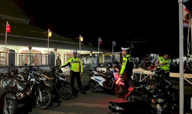 Kasat-Lantas-Polres-Sikka-bersama-Personil-Laksanakan-Pengamanan-dan-Pengaturan-Arus-Lalu-Lintas-dalam-rangka-Sholat-Tarawih-di-wilayah-hukum-Polres-Sikka.