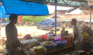 Cegah-Lonjakan-Harga,-Satgas-Pangan-Polres-Sikka-Lakukan-Pengecekan-di-Pasar-Alok