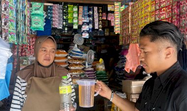 Satgas-Pangan-Polres-Sikka-Lakukan-Pengecekan-Minyak-Kita-di-Pasar-Alok-Maumere