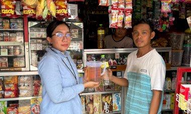 SATGAS-PANGAN-POLRES-SIKKA-CEK-MINYAK-GORENG-KEMASAN-“MINYAK-KITA”-DI-KIOS-WILAYAH-KELURAHAN-KABOR