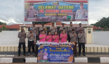 Kapolres-Sikka-membagikan-Taljil-Kepada-Masyarakat-Yang-Melintasi-Didepan-Mako-Polres-Sikka