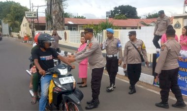 Polsek--Nita-Bagikan-Takjil--kepada-Pengendara-di-Depan-Mako-Polres-Sikka