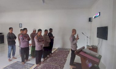 Personel-Polres-Sikka-Gelar-Salat-Ghoib-untuk-3-Bhayangkara-yang-Gugur-Saat-Bertugas-di-Way-Kanan,-Lampung