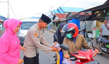 Indahnya-Ramadan:-Polsek-Kewapante-Polres-Sikka-Bagikan-Takjil-untuk-Pengendara-dan-Pejalan-Kaki