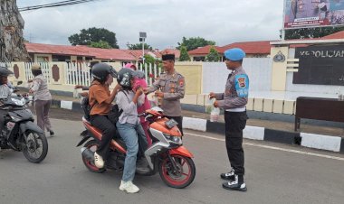Polres-Sikka-Berbagi-Berkah-Ramadhan,-Bagikan-Takjil-Gratis-kepada-Masyarakat