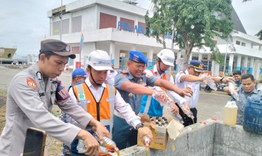 Pemusnahan-150-Liter-Miras-Ilegal-di-Maumere,-Hasil-Sitaan-Operasi-Gabungan-Pelabuhan