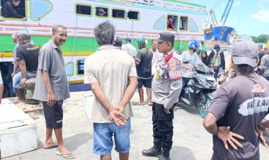 Polres-Sikka-Kawal-Ketat-Kedatangan-KM.-Nur-Amin-di-Pelabuhan-L.-Say-Maumere-dalam-Rangka-Operasi-Ketupat-Turangga-2025