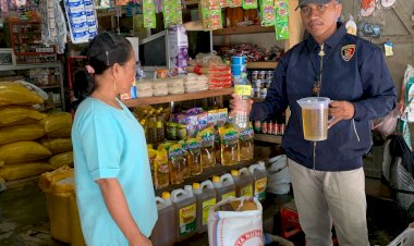 SATGAS-PANGAN-POLRES-SIKKA-CEK-MINYAK-GORENG-KEMASAN-“MINYAK-KITA”-DI-KIOS-WILAYAH-KELURAHAN-ALOK