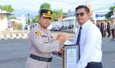 Dua-Personel-Polres-Sikka-Terima-Penghargaan-Kapolda-NTT-atas-Aksi-Heroik-Selamatkan-Anak-Tenggelam