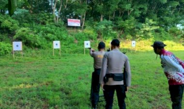 Presisi-dalam-Bidikan:-61-Personel-Polres-Sikka-Ikuti-Latihan-Menembak-di-Wairita