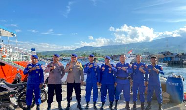 Cek-Armada-Laut,-Kombes-Pol-Irwan-Deffi-Sambangi-Kapal-Patroli-Polairud-Sikka
