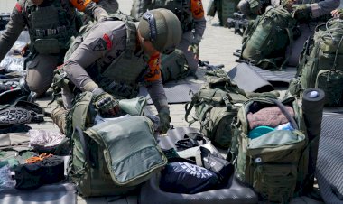 Danpas-Pelopor-Korbrimob-Polri-Pimpin-Apel-Gelar-Pasukan-Operasi-Kepolisian-Terpusat--“AB-Moskona-2025”