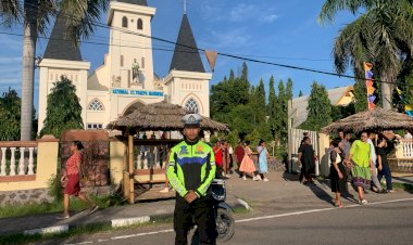 Patroli-Minggu-Kasih:-Polres-Sikka-Hadirkan-Rasa-Aman-di-Tengah-Umat-yang-Beribadah
