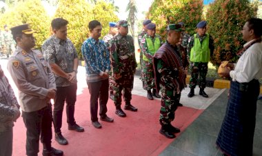 Danlantamal-Maumere-Letkol-Laut-(P)-Yoyok-Ary-Nugroho-Achmar-Sjarifudin,-M.-Tr.Opsla-Tiba-Di-Bandara-Frans-Seda-Maumere