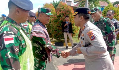 Penuh-Keakraban,-Kapolres-Sikka-Bersama-Forkopimda-Sambut-Danlanal-Maumere-Letkol-Laut-Yoyok-Ary-Nugroho