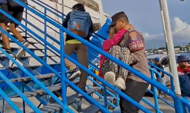 Sentuhan-Kemanusiaan:-Anggota-Polres-Sikka-Tunjukkan-Empati-di-Pelabuhan-Maumere