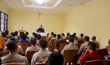 Sekretaris-Keuskupan-Maumere-Berikan-Pembinaan-Rohani-Kepada-Personil-Polres-Sikka