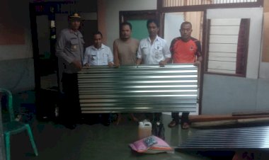 Kapolsek-Lela-Kawal-Langsung-Penyaluran-Bantuan-untuk-Korban-Puting-Beliung-di-Desa-Lela