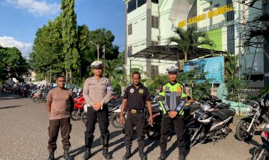 Personil-Sat-Lantas-Polres-Sikka-Laksanakan-Pengamanan-Misa-Di-Tempat-Ibadah-Gereja-Di-wilayah-hukum-Polres-Sikka.