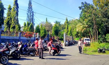 PERSONIL-POLSEK-NELLE-POLRES-SIKKA-LAKSANAKAN-PENGAMANAN-IBADAH-MISA-DI-GEREJA-PAROKI-ROH-KUDUS-NELLE