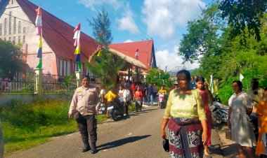 Personil-Polsek-Bola-Polres-Sikka-Laksanakan-Pengamanan-Misa-Pentakosta-Di-Wilkum-Polsek-Bola