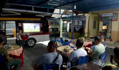 KAPOLRES-SIKKA-NONTON-BARENG-BOLA-BERSAMA-PERSONIL-POLRES-SIKKA-DAN-WARGA