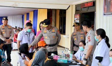 Sambut-Hari-Bhayangkara-ke-79,-Kapolda-Kalteng-Pimpin-Bakti-Kesehatan-dan-Serahkan-Bansos-untuk-Petani-di-Gunung-Mas