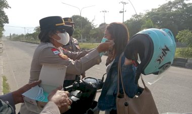 Cegah-Gangguan-Pernapasan-Akibat-Abu-Vulkanik,-Polsek-Alok-Bagikan-Masker-kepada-Warga