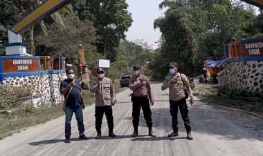 Polsek-Waigete-Polres-Sikka-Turun-Langsung-Pantau-Dampak-Erupsi-Gunung-Lewotobi-Laki-Laki-dan-Bagikan-Masker-ke-Warga
