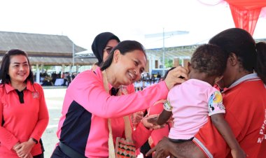 Ketum-Bhayangkari-Ny.-Juliati-Sigit-Prabowo-Lakukan-Baksos-di-Sorong