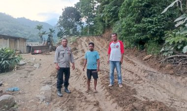 Kolaborasi-Tanggap-Bencana:-Polsek-Paga-dan-Pemda-Sikka-Tangani-Longsor-di-Kecamatan-Tanawawo