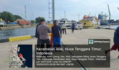 Pengamanan-Kedatangan-KM-Dharma-Rucitra-VII-di-Pelabuhan-Maumere,-Polres-Sikka-Sisipkan-Aksi-Kemanusiaan
