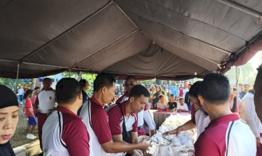 “Polri-untuk-Masyarakat”:-Polda-NTT-Bagikan-Makanan-&-Cemilan-Gratis-di-CFD-Kupang.