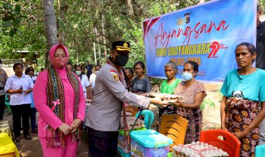 POLRI-UNTUK-MASYARAKAT-:-KAPOLRES-SIKKA-DIDAMPIGI-KETUA-BHAYANGKARI-CABANG-SIKKA-BERSAMA-JAJARAN-MELAKSANAKAN-BAKSOS-KEMASYARAKATAN-DAN-PMT-KEPADA-ANAK-STUNTING-DAMPAK-ERUPSI-GUNUNG-LEWOTOBI-LAKI-LAKI
