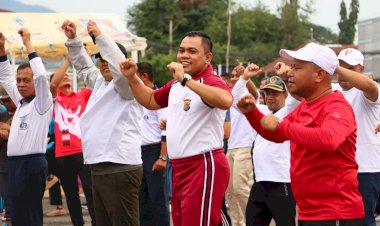 HUT-Bhayangkara-ke-79,-Polres-Sikka-Wujudkan-“Polri-untuk-Masyarakat”-Lewat-Jalan-Sehat,-Bakti-Kesehatan,-dan-Door-Prize