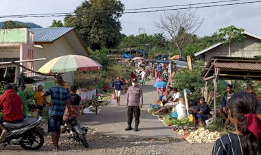 POLRI-UNTUK-MASYARAKAT:PATROLI-DAN-PENGATURAN-LALU-LINTAS-DI--PASAR-NEBE--OLEH--ANGGOTA-SUB-SEKTOR-NEBE-POLSEK-WAIGETE-POLRES-SIKKA.