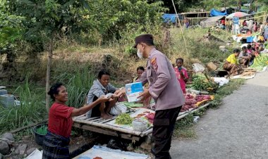 Polsek-Waigete-Polres-Sikka-Bagikan-Masker-di-Pasar-Nebe,-Wujud-Nyata-
