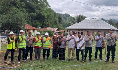 Peletakan-Batu-Pertama-Pembangunan-Rumah-Dinas-Polsek-Paga-dan-Subsektor-Mego,-Dukung-Modernisasi-Sarpras-Polri-di-Wilayah-Polres-Sikka