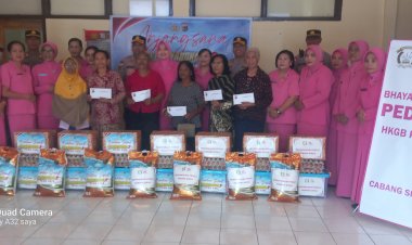 Polri-Untuk-Masyarakat-:-Bhayangkari-Polres-Sikka-Laksanakan-Kegiatan-Anjangsana-Kepada-Warakawuri