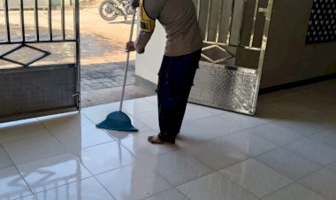 Sambut-Tahun-Baru-Islam-1447-H,-Polsek-Waigete-Polres-Sikka-Gelar-Bakti-Sosial-Bersihkan-Masjid-Baitul-Hamid