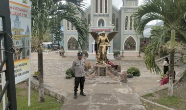 Polres-Sikka-Amankan-Ibadah-Misa-Lewat-Patroli-Minggu-Kasih-:-Polri-untuk-Masyarakat